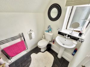 En-suite shower room- click for photo gallery
